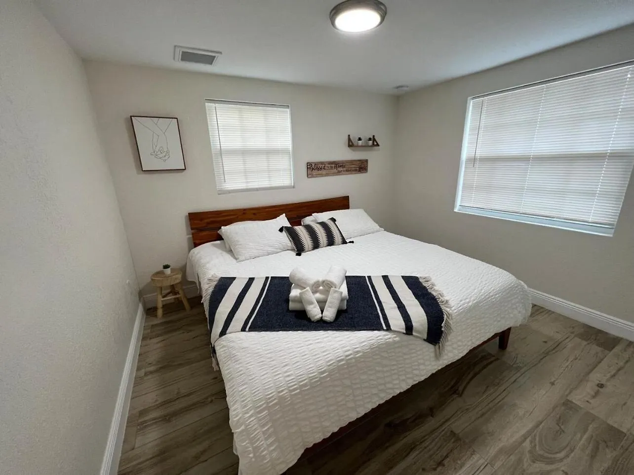 Stylish Chic King Bed Ybor Dt Villa Tampa
